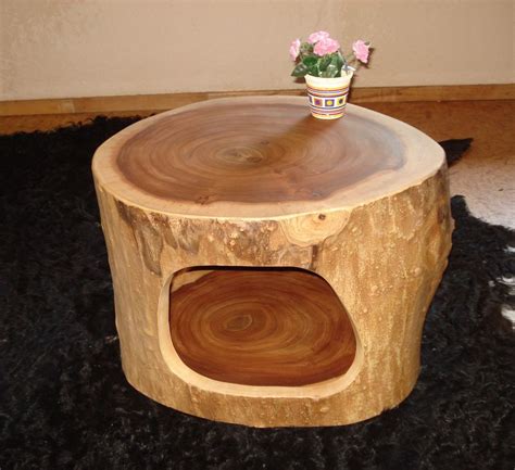 Kleiner couchtisch mit rollen akazie massivholz und weiß. Baumstamm ausgehöhlt mit Ablage als Couchtisch ...