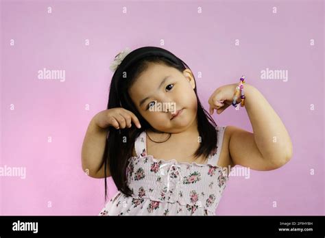 Ein Süßes Junges Molliges Asiatisches Mädchen Posiert Und Zeigt Ihren Bizeps Um Zu Zeigen Wie