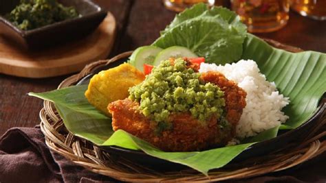 Pitik geprèk) adalah makanan ayam goreng tepung khas indonesia yang diulek atau dilumatkan bersama sambal bajak. Resep Ayam Geprek Sambal Hijau, Pedasnya Mantap!