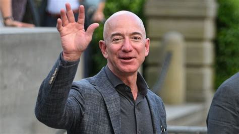Jeff Bezos Steps Down As Amazons Ceo Professional Tales