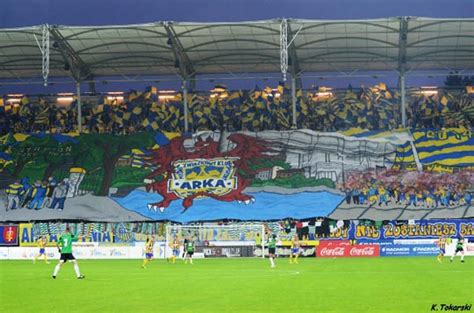 Milita actualmente en la primera división de polonia (ekstraklasa). Arka Gdynia - Chojniczanka Chojnice 20.09.2014