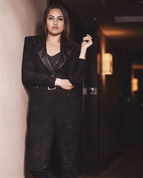 Actress Sonakshi Sinha Glam Stills From Mission Mangal Promotions Social News Xyz Sonam Kapoor