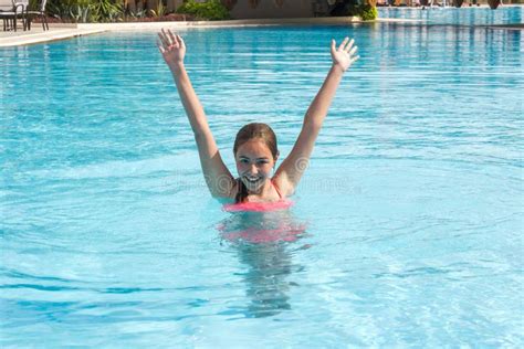 Nadadas Adolescentes Jovenes De La Muchacha Y Divertirse En La Piscina