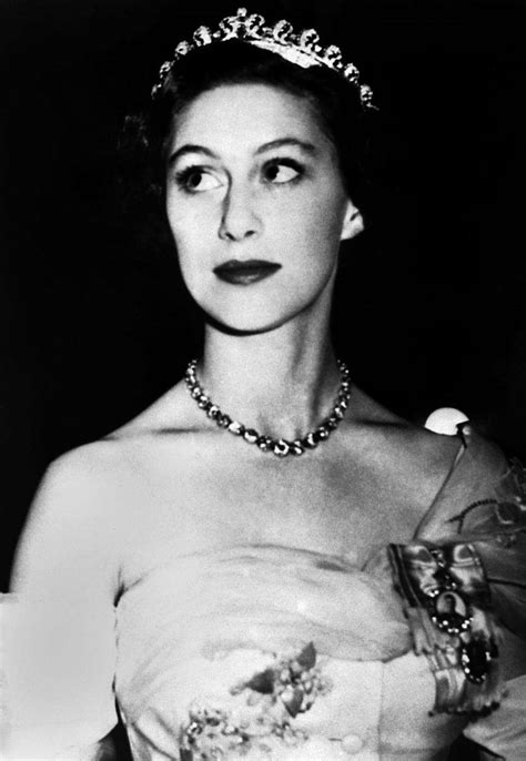 A causa dell'età avanzata e dei problemi di salute, aveva deciso di ritarsi dalla scena pubblica nel 2017, ma la regina elisabetta rispetterà otto giorni di lutto. Elisabetta II, il sorriso giovane della regina - Roba da Donne