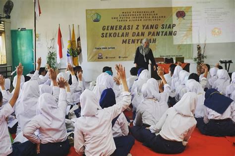 Pondasi kekuatan suatu bangsa ada pada pendidikan pemudanya. Hari Pertama MPLS - SMK Putra Indonesia Malang - Sekolah ...