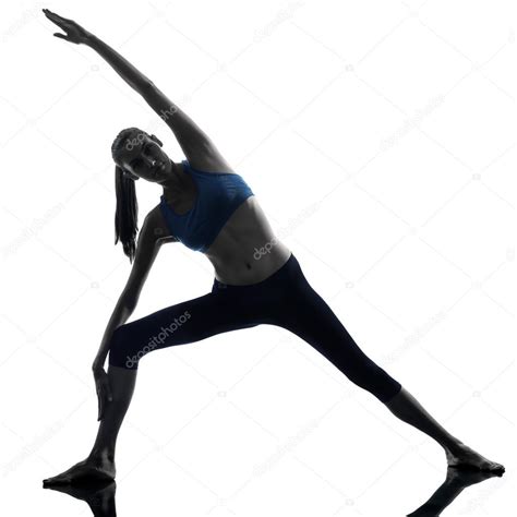 Žena Cvičit Strečink Trojúhelník Pozice Jógy — Stock Fotografie
