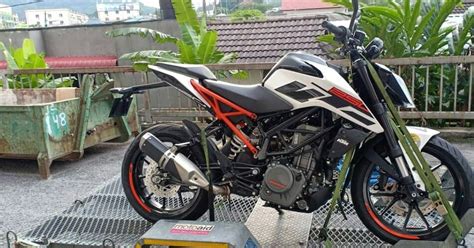 Tickets are now as low as rm50 for kl sentral — ipoh, perak, and rm112 for kl m'sian man eats cny cookies with spoon after parcel gets crushed from johor to s'pore. Ktm bikers sempat dibantu.. | Bike transporting, Super ...