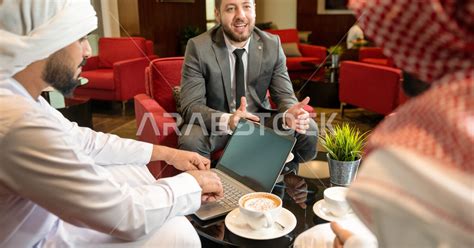 اجتماع عمل يضم رجال اعمال خليجيون مع السكرتير الخاص بالشركة ، رجل سعودي في اجتماع عمل مع رجل