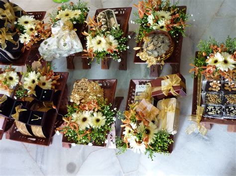 Membuat gubahan hantaran pertunangan, hantaran perkahwinan dan gubahan bantal dan bunga dulang dengan tema purple dan putih ditempah oleh elani daripada. Gubahan Hantaran - My Finger Arts: Gubahan Hantaran Fresh ...