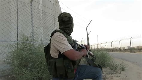 كاميرات مثبتة على أجسام مسلحي حماس تظهر سهولة اجتيازهم للحواجز الحدودية في غلاف غزة تايمز أوف