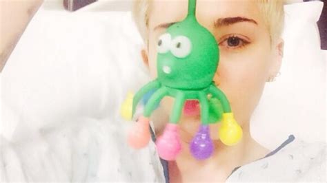 Vidéo Miley Cyrus en robe d hôpital rassure ses fans avec ce petit
