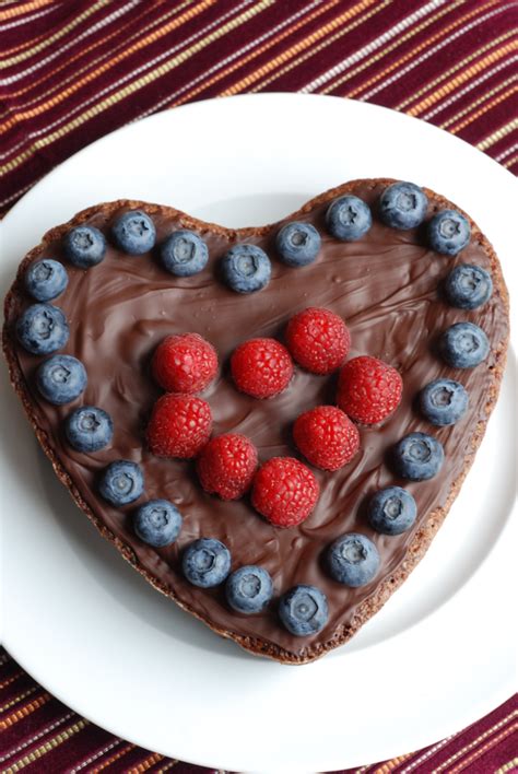 Schokolade und bananen gehen immer sehr gut zusammen. Muttertagskuchen in Herzform - Schoko-Mandel-Kuchen mit ...