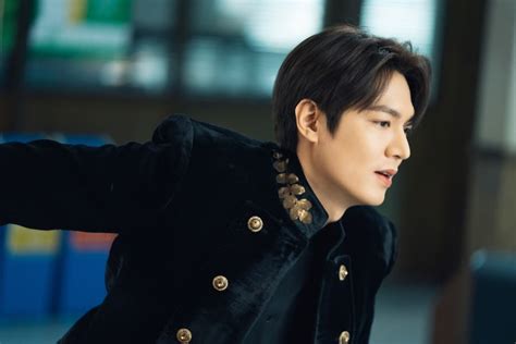 Lee started to act in his second year of high school, and by his senior year, had joined starhaus entertainment. Lee Min Ho Finds Himself In Trouble With Kim Go Eun In ...