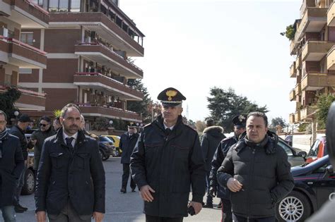Carabiniere Spara Alla Moglie E Si Barrica Con Le Figlie Dramma A