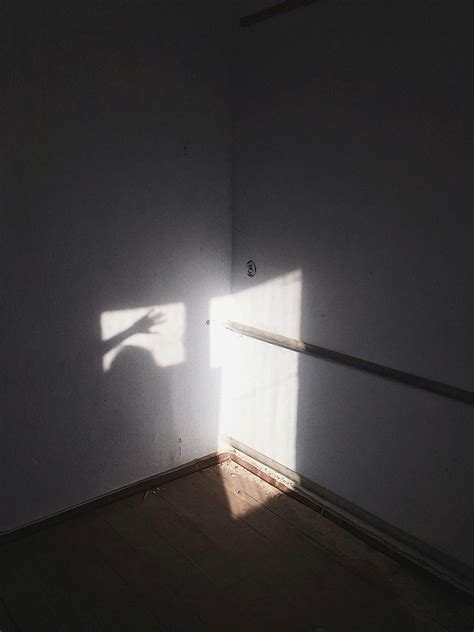 Sombra De Una Persona En Una Pared Blanca · Foto De Stock Gratuita
