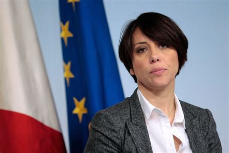 Update information for nunzia de girolamo ». Nunzia De Girolamo a Caivano per la piccola Fortuna - Il ...