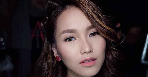 Tak sedikit bahkan yang membicarakannya di lini masa twitter. Profil dan Biodata Ayu Ting Ting, Pelantun Lagu Sambalado
