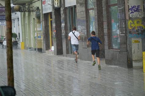 Otrzymaliśmy około 30 zgłoszeń, przede wszystkim z poznania. Poznań: Ulewa zaskoczyła poznaniaków - wielu przez deszcz ...
