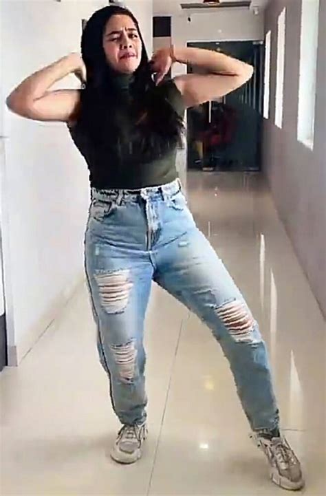 sidhu ganesh on twitter serial actress gayathri hot show in sleeveless tight tops and jean