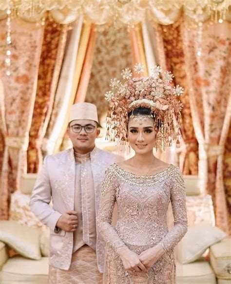 Tentu saja dekorasi pernikahan pink gold memang cukup banyak dicari Loving this Minang bride and groom in soft pink and gold ...