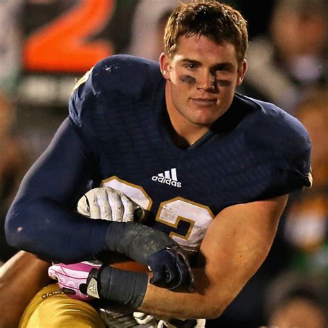 Notre Dame Football Player Is Ridiculously Photogenic E Online