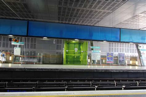 Bank/monument complex london underground ltd. London DLR Heron Quay Staiton