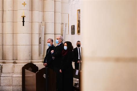Díaz Ayuso asiste al funeral en memoria de los médicos fallecidos por