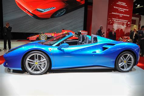 Distrutta ma il condicente non ha riportato nenanche una ferrari bianca ha causato un incidente dopo un sorpasso azzardato. Foto - La Ferrari 488 si scopre e diventa Spider