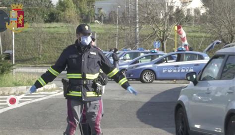 Roma Blocco Stradale Della Polizia Sul Gra Per Controlli In Osservanza