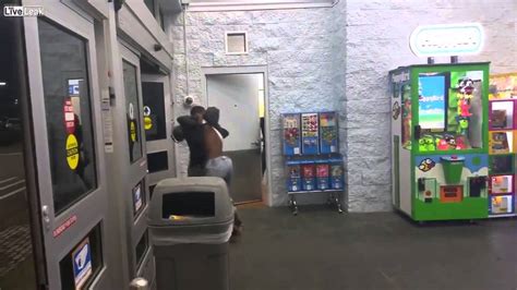 Walmart Shoplifters Battle Security Guard Youtube