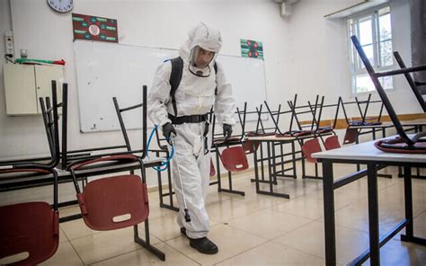 مدرسة في القدس تم إغلاقها سابقا بسبب تفشي كورونا فيها تقيم حفل تخرج كبير لطلابها تايمز أوف إسرائيل