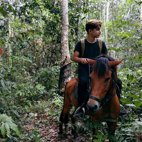 Profil Andrew Kalaweit Si Tarzan Ganteng Yang Betah Tinggal Di Hutan Jam Blok A