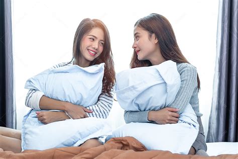 Duas mulheres lésbicas asiáticas olhando juntas no quarto download Designi