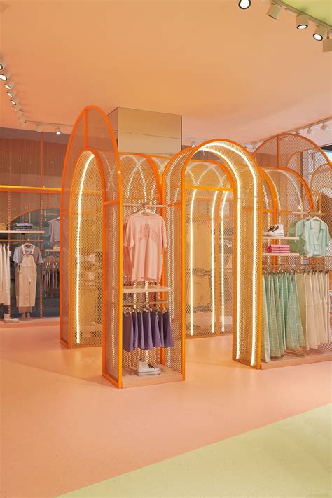 La nueva tienda de Mango Teen tiene piscina, recepción y lavandería (y