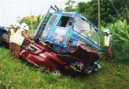 Kereta yang satu ini memang bener bener gada akhlak guys, udah punya jalur sendiri, eh malah main terobos jalur mobil aja Compilation of "Karangan" and Essays: Langkah-langkah ...