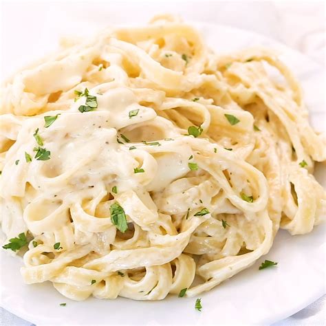 Easy alfredo sauce recipe made with cream, butter, lemon juice, parmesan cheese and nutmeg. Alfredo Sauce Using Cream Cheese / 5 Ingredient Cream Cheese Alfredo Sauce Recipe - The ... - I ...