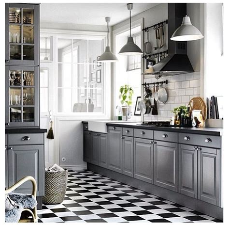 White kitchen cabinets with black granite Grey kitchen with black and white floor | Remodelacion de ...