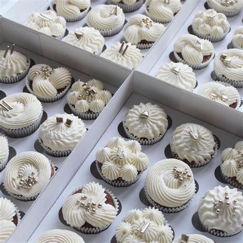 White And Gold Decorated Cupcakes Cupcake Decorating Tips Cupcake