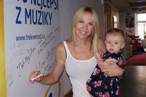 Pomalu, ale jistě se dostává do cílové rovinky, ve které to pro žádnou nastávající rodičku. EXKLUZIVNĚ: Diana Kobzanová je po porodu poprvé v Česku! I ...