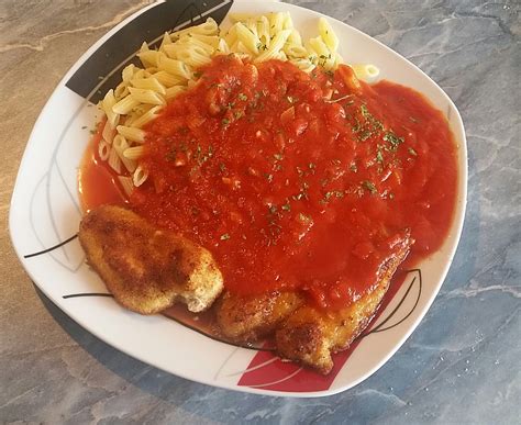 Tomaten vierteln, entkernen und das fruchtfleisch grob würfeln. Hähnchen - Piccata mit Tomatensoße (Rezept mit Bild ...