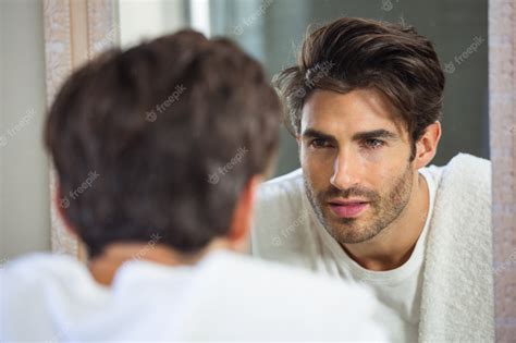 Hombre Mirándose En El Espejo Foto Premium