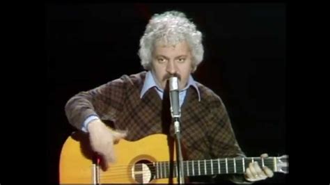 The most popular version remains the one which its author gave in 1972. Bruno Lauzi - E penso a te - Live @RSI 1978 - YouTube