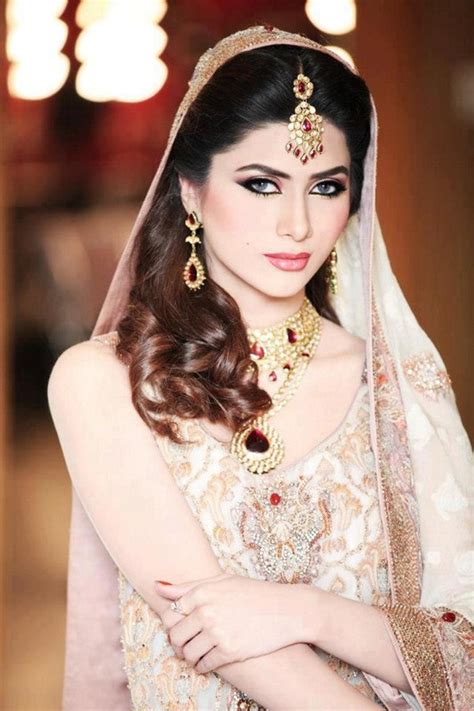 pakistani bridal hairstyle 2024 for mehndi barat walima function