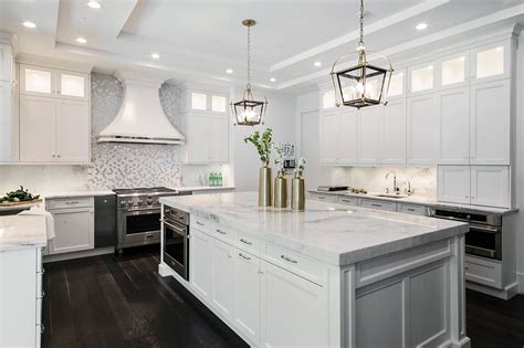 Mixing different metals is a relatively new phenomenon both in the world of interior design and fashion. Bright White, mixed metals, simple lines, custom cabinetry ...