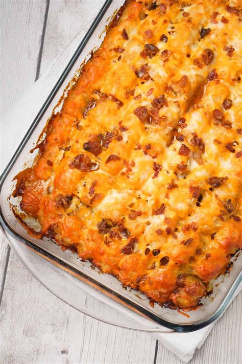 He asked why i hadn't put it on the blog yet, so i decided to share this easy comfort food with you. Cheesy Tater Tot Meatloaf Casserole is an easy ground beef ...