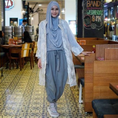 Pose foto kekinian setengah badan. Gaya Foto Wanita Berhijab Setengah Badan - Anime Obsessed