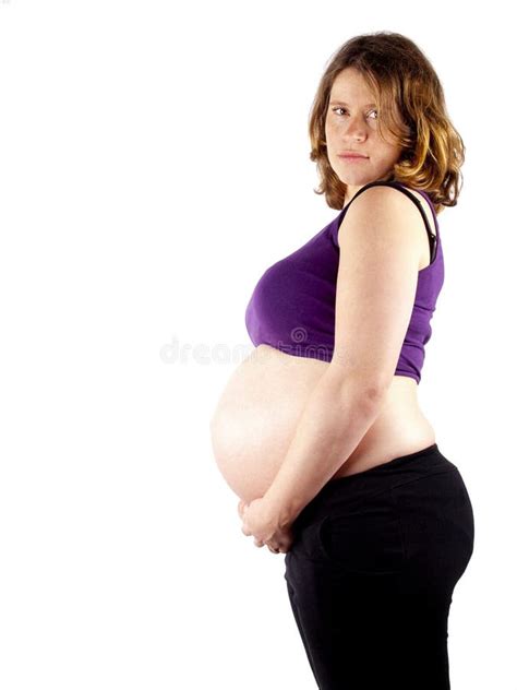 Gravid Ung Kvinna Som Rymmer Hennes Nakna Buk Arkivfoto Bild Av