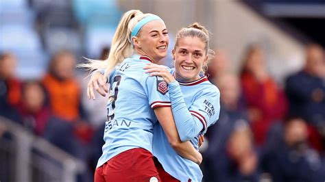 chloe kelly at the double as man city keep faint women s super league title hopes alive with
