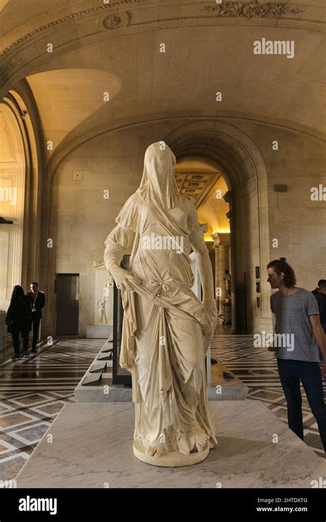 Statue De La Femme Voilée Au Musée Du Louvre Paris France Photo Stock