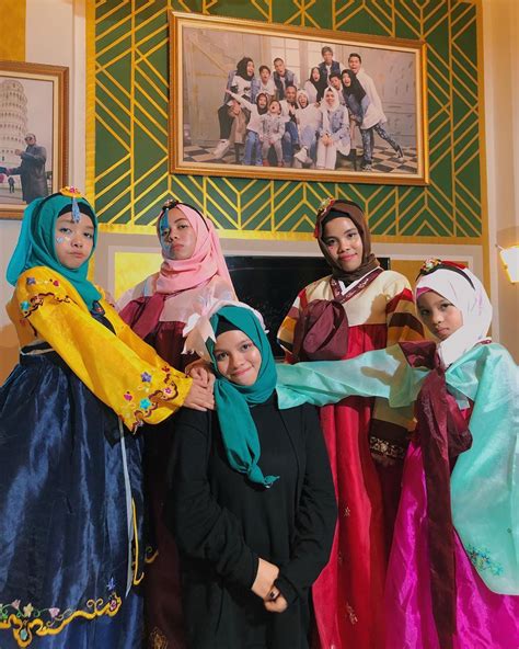 Atta halilintar merupakan anak sulung dari keluarga besar yang akrab dikenal sebagai keluarga gen halilintar. Mengulik Gaya Hijab Keluarga Halilintar yang Banyak ...